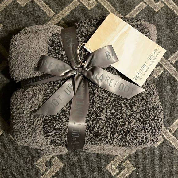 Barefoot Dreams NWT charcoal and grey blanket Style 619 size 45 x 60 - Picture 1 of 5
